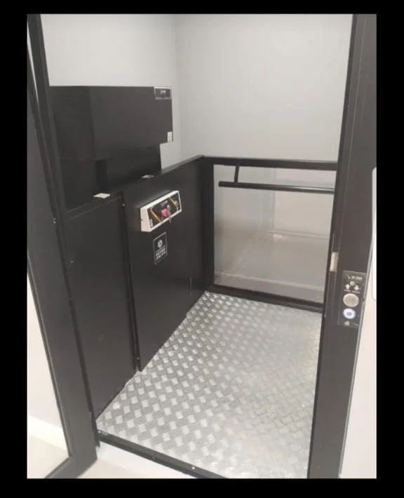 Plataforma elevatória de acessibilidade com estrutura preta