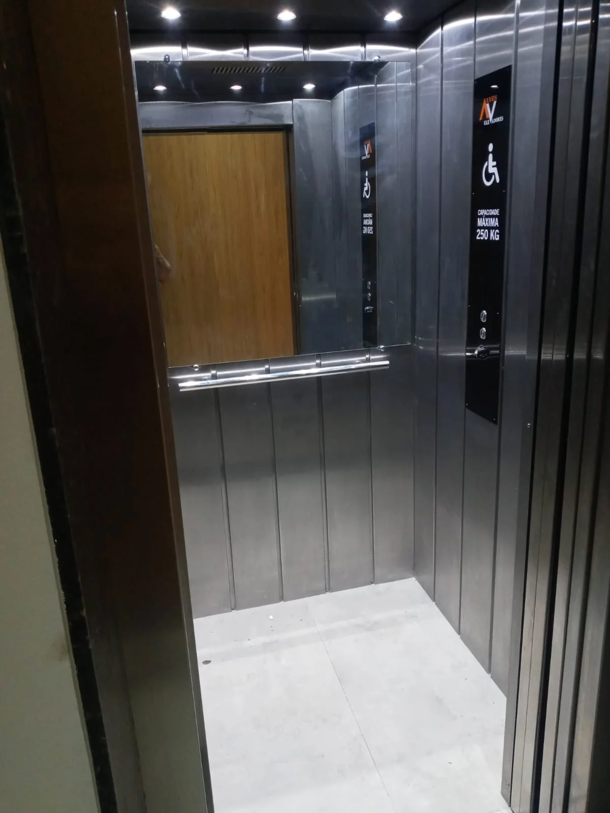 Interior de cabine de elevador em aço inox escovado